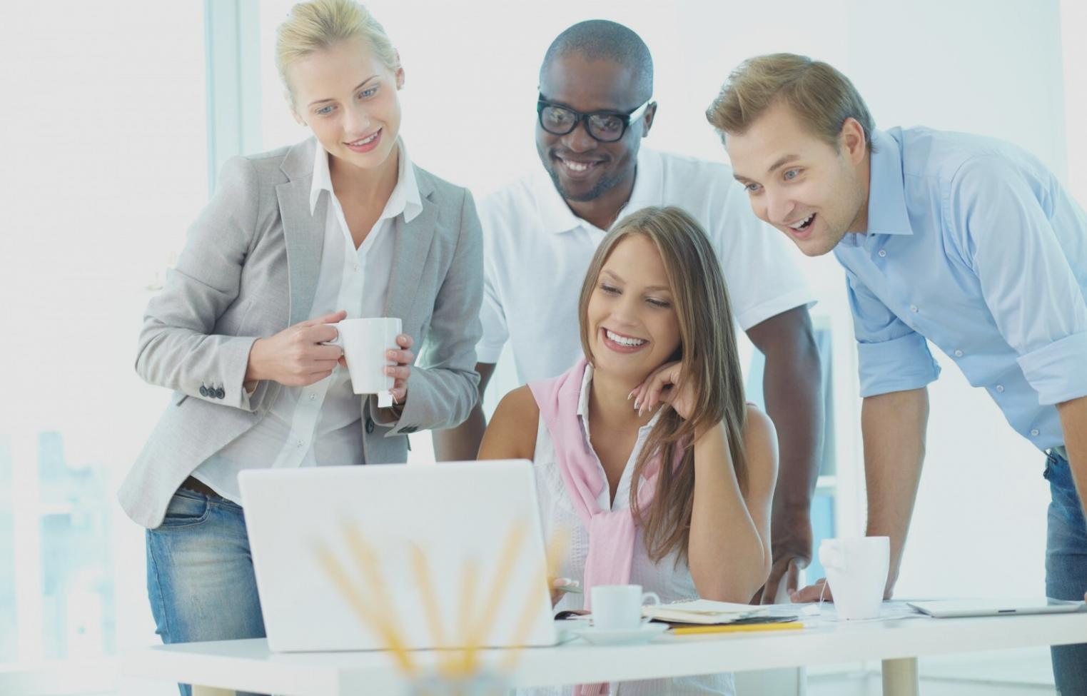 Студенты работают над финансовыми проектами